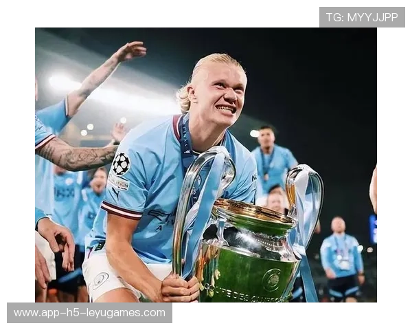 世界杯哈兰德背身抱球造点并亲自罚中惊艳观众