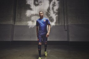 乐鱼体育平台app下载-LPL战队团战策略制胜全场，英雄联盟战队团战谁指挥